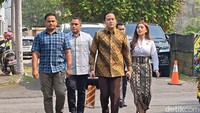 Rizky datang rombongan. Di antara rombongan itu ternyata ada kekasih Rizky, Chika Yenalovy yang juga calon istrinya.