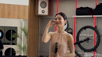 Aktris Korea Selatan Shin Ye Eun menyapa tamu dan media saat menghadiri Housewarming by LG di LG Zona Seru, Central Park Mall, Jakarta. Foto: Adi FR/detikINET