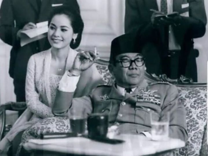 Soekarno (kanan) dan Ratna Sari Dewi (kiri). Soekarno (kanan) dan Ratna Sari Dewi (kiri). (Istimewa/Arsip Negara)
