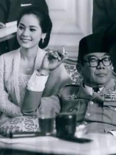 Soekarno (kanan) dan Ratna Sari Dewi (kiri). Soekarno (kanan) dan Ratna Sari Dewi (kiri). (Istimewa/Arsip Negara)