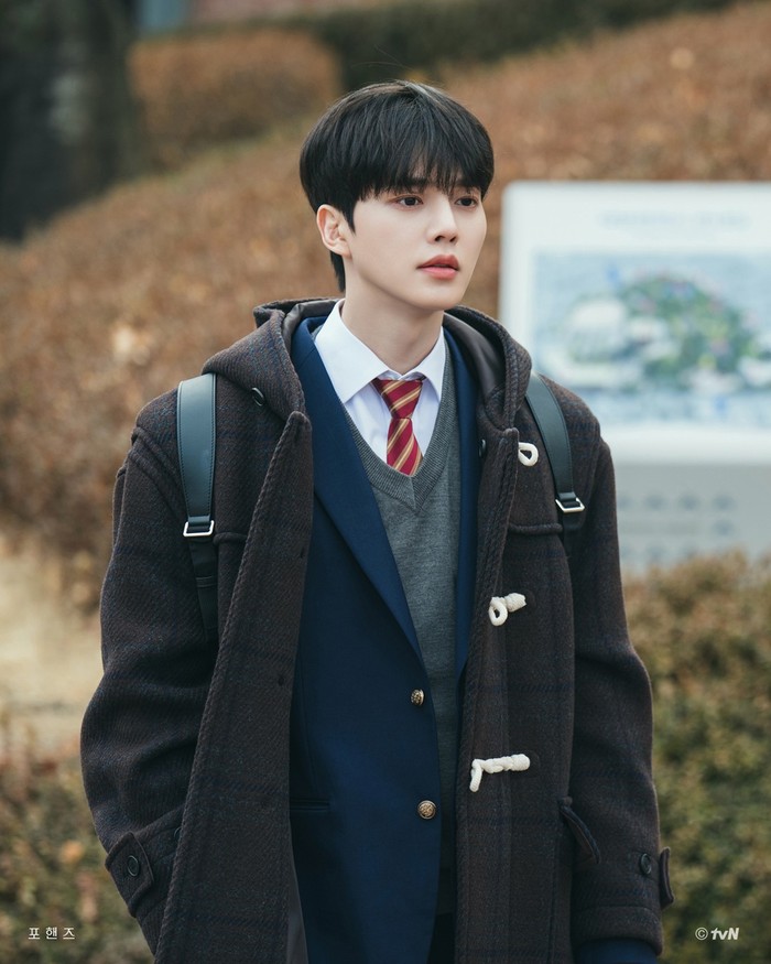 Penampilan Song Kang sebagai bintang drama Korea Four Hands Two Sonatas.