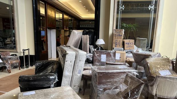Suasana pengosongan barang dari Hotel Sultan pada Rabu (24/6) sore-(Adhfar/detikcom)