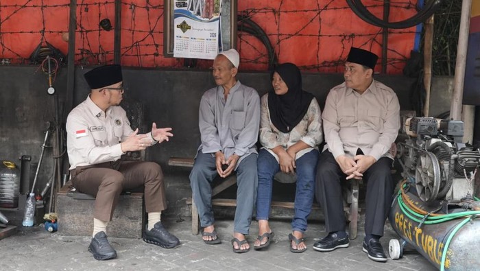Wamenhaj Dahnil Anzar Simanjuntak mendatangi lapak tambal ban milik Sulaji yang berlokasi di Semarang, Rabu (24/6/2026).