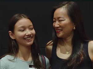 Pesonanya Memikat Agensi Model, Ibu Ini Malah Direkrut Saat Antar Anak Audisi
