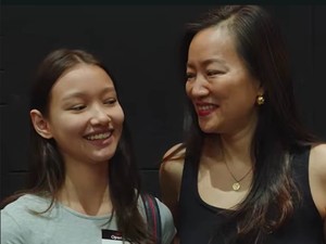Pesonanya Memikat Agensi Model, Ibu Ini Malah Direkrut Saat Antar Anak Audisi