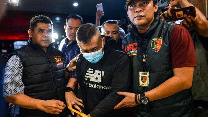 Petugas menggiring tersangka kasus dugaan penyekapan dan penganiayaan berat Taufik Hidayat (tengah) setibanya di Polda Jabar, Bandung, Jawa Barat, Selasa (23/6/2026). Polda Jabar menangkap Taufik Hidayat yang berstatus daftar pencarian orang di Kawasan Majalaya, Kabupaten Bandung yang selanjutnya akan diperiksa atas kasus penyekapan dan penganiayaan berat terhadap seorang wanita berinisial YTR selama tiga tahun. ANTARA FOTO/Raisan Al Farisi/nym.