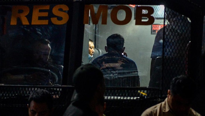 Petugas menggiring tersangka kasus dugaan penyekapan dan penganiayaan berat Taufik Hidayat (tengah) setibanya di Polda Jabar, Bandung, Jawa Barat, Selasa (23/6/2026). Polda Jabar menangkap Taufik Hidayat yang berstatus daftar pencarian orang di Kawasan Majalaya, Kabupaten Bandung yang selanjutnya akan diperiksa atas kasus penyekapan dan penganiayaan berat terhadap seorang wanita berinisial YTR selama tiga tahun. ANTARA FOTO/Raisan Al Farisi/nym.