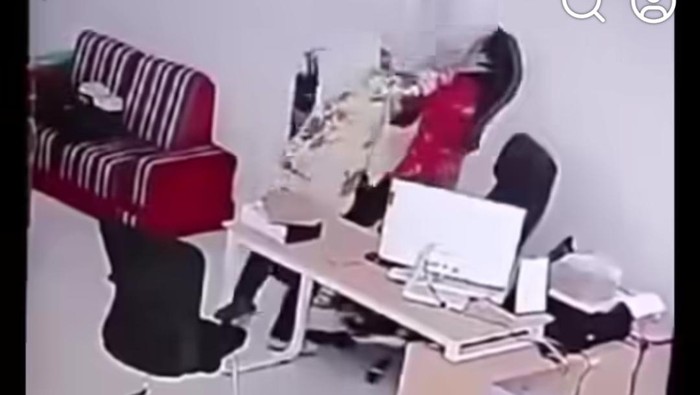 Tangkapan layar rekaman CCTV 2 wanita pejabat di DPMPTSP Banggai berkelahi.