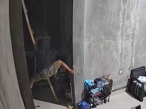 Maling Mobil Terekam CCTV Panjat Plafon Rumah Warga di Kendari Ditangkap