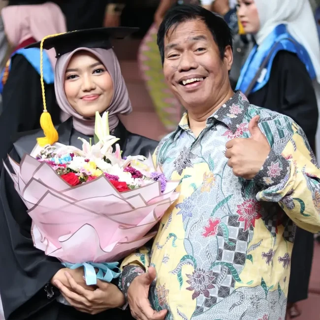 Temon Bangga Anak Lulus Cumlaude Sarjana Hukum