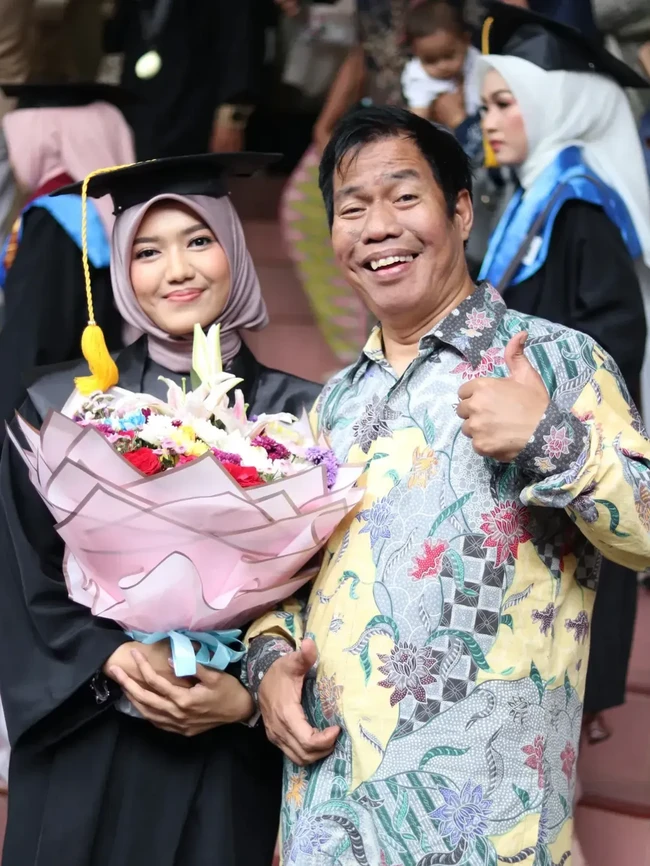 Temon Bangga Anak Lulus Cumlaude Sarjana Hukum