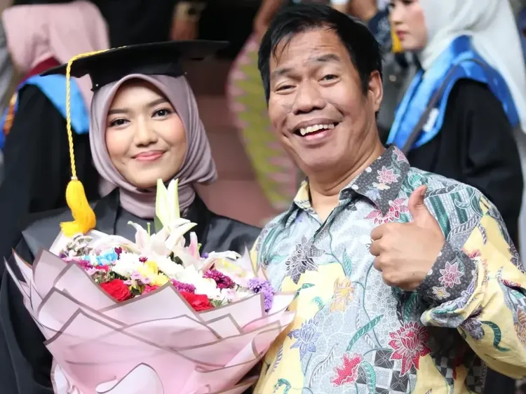 Temon Bangga Anak Lulus Cumlaude Sarjana Hukum
