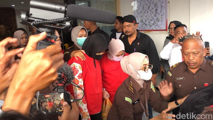Para tersangka kasus Daycare Little Aresha digelandang ke mobil tahanan usai pelimpahan di Kejari Jogja, Rabu (24/6).