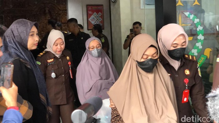 Tersangka kekerasan anak Daycare Little Aresha diserahkan ke kejaksaan, Rabu (24/6/2026).