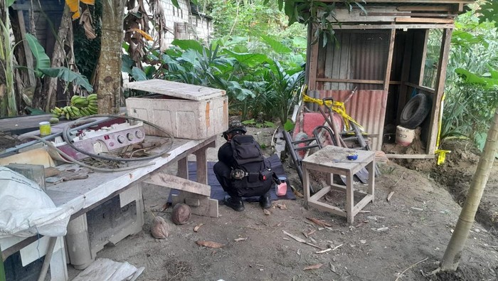 Tim Detasemen Gegana Sat Brimob Polda Papua mengamankan bom jenis mortir di Jayapura.