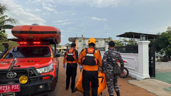 Tim SAR gabungan mengevakuasi jasad Ibas yang ditemukan pada hari ketiga pencarian. (Foto: Dok Tim SAR)