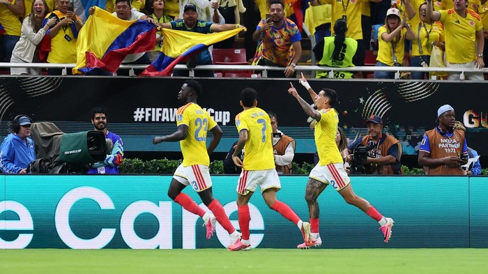 Soccer Football - FIFA World Cup 2026 - Group K - Colombia v DR Congo - Estadio Guadalajara, Guadalajara, Mexico - June 23, 2026 Colombias Daniel Munoz celebrates scoring their first goal with Luis Diaz and Davinson Sanchez REUTERS/Eloisa Sanchez