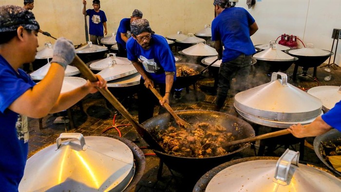 Perewang memasak daging kerbau saat persiapan tradisi pembuatan nasi jangkrik di kompleks makam Sunan Kudus, Kudus, Jawa Tengah, Rabu (24/6/2026). Panitia tradisi buka luwur Sunan Kudus menyembelih sebanyak 22 kerbau, 91 kambing dan memasak sekitar 9,1 ton beras untuk dibuatkan menjadi puluhan ribu nasi jangkrik yang akan dibagikan kepada masyarakat pada hari 10 Muharram yang jatuh pada Kamis (25/6/2026). ANTARA FOTO/Nirza/agr/nz