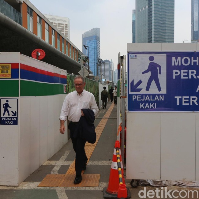 Trotoar Darurat MRT Bundaran HI Disulap Jadi Lorong Taman Labirin