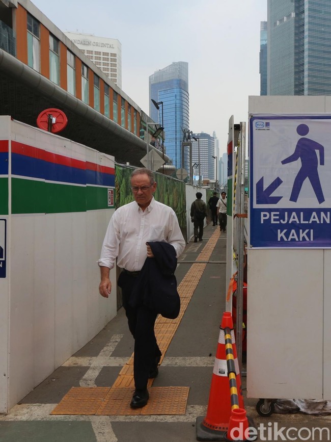 Trotoar Darurat MRT Bundaran HI Disulap Jadi Lorong Taman Labirin