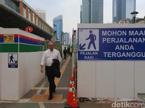 Trotoar Darurat MRT Bundaran HI Disulap Jadi Lorong Taman Labirin