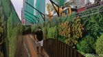 Trotoar Darurat MRT Bundaran HI Disulap Jadi Lorong Taman Labirin