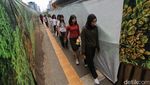 Trotoar Darurat MRT Bundaran HI Disulap Jadi Lorong Taman Labirin