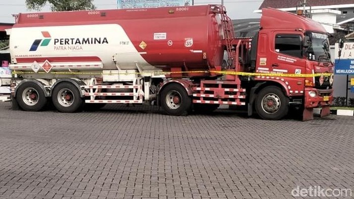 Truk tangki berisi Pertalite milik Pertamina disegel di SPBU 54.684.15 Genteng Wetan, Banyuwangi setelah diduga membawa muatan melebihi takaran.