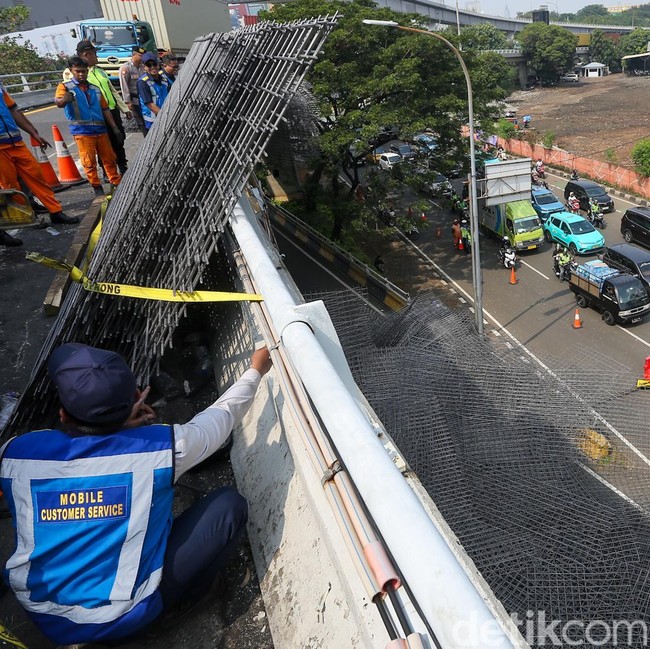 Muatan Pagar Besi Tumpah Usai Truk Terbalik di Layang Tomang