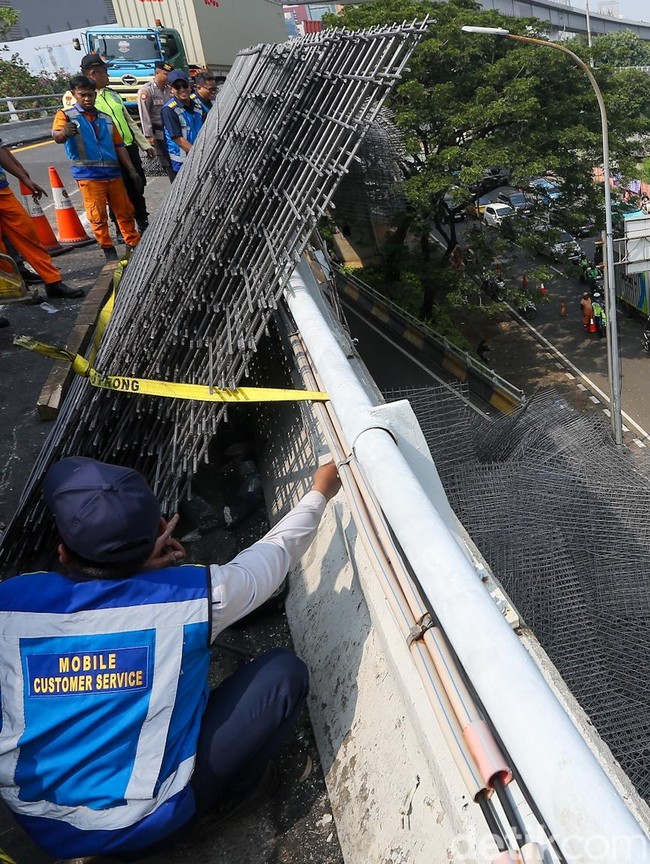 Muatan Pagar Besi Tumpah Usai Truk Terbalik di Layang Tomang