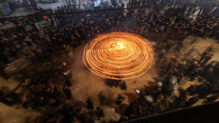 Shi'ite Muslims gather ahead of Ashura, the holiest day on the Shi'ite Muslim calendar, in Najaf, Iraq June 23, 2026. Large torches known as masha'al are lit each night during the first ten days of Muharram as part of traditional Shi'ite mourning rituals. REUTERS/Alaa al-Marjani