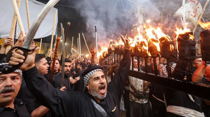 Shi'ite Muslims gather ahead of Ashura, the holiest day on the Shi'ite Muslim calendar, in Najaf, Iraq June 23, 2026. Large torches known as masha'al are lit each night during the first ten days of Muharram as part of traditional Shi'ite mourning rituals. REUTERS/Alaa al-Marjani