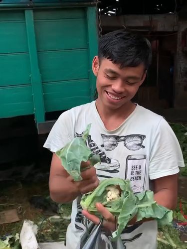 Viral aksi dua anak kos tanpa gengsi mulung sayur sisa pasar yang masih layak. Bermodal teliti, mereka dapat stok kembang kol hingga cabai demi hemat uang. Viral aksi dua anak kos tanpa gengsi mulung sayur sisa pasar yang masih layak. Bermodal teliti, mereka dapat stok kembang kol hingga cabai demi hemat uang.