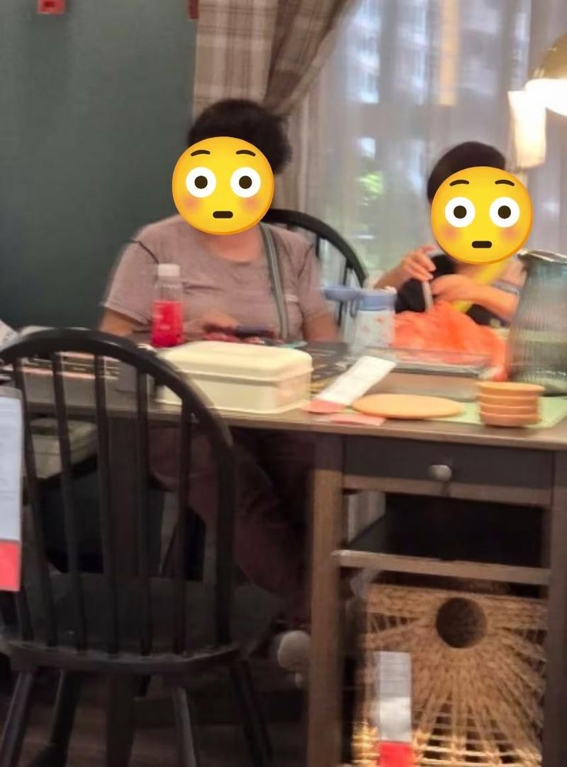 Viral! Bocah Santai Makan di Showroom IKEA, Aksi Neneknya Picu Perdebatan
