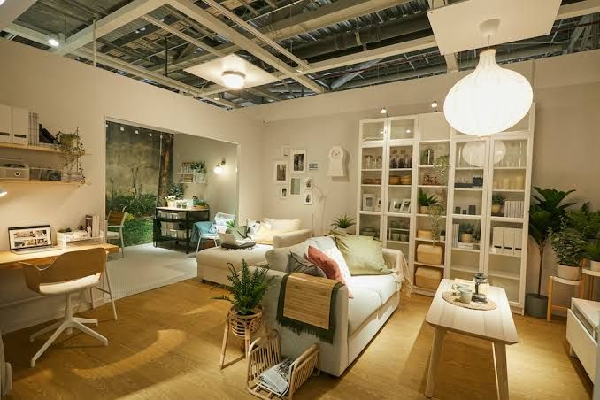 Viral! Bocah Santai Makan di Showroom IKEA, Aksi Neneknya Picu Perdebatan