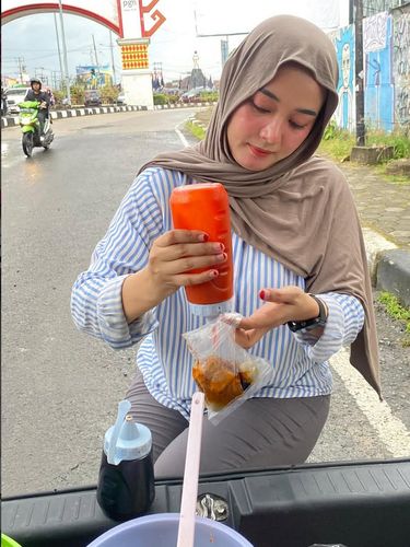 Viral! Penjual cilok cantik di Lampung dikira pegawai bank. Janda satu anak ini mandiri jualan Cilok Rondo di bagasi mobil, tampil rapi & gigih cari rezeki.