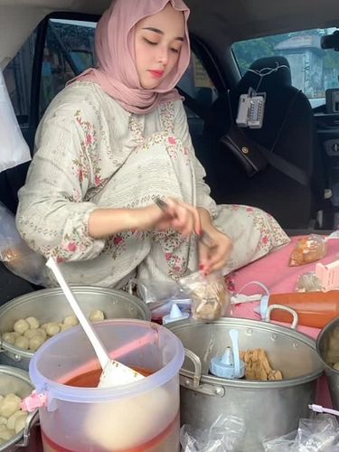 Viral! Penjual cilok cantik di Lampung dikira pegawai bank. Janda satu anak ini mandiri jualan Cilok Rondo di bagasi mobil, tampil rapi & gigih cari rezeki.