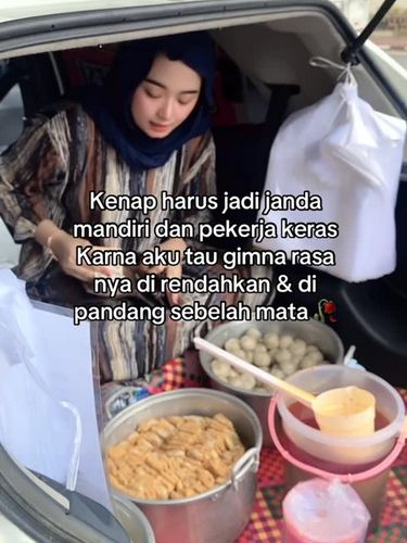 Viral! Penjual cilok cantik di Lampung dikira pegawai bank. Janda satu anak ini mandiri jualan Cilok Rondo di bagasi mobil, tampil rapi & gigih cari rezeki.