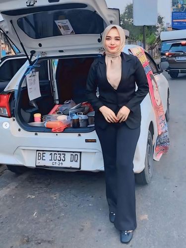 Viral! Penjual cilok cantik di Lampung dikira pegawai bank. Janda satu anak ini mandiri jualan Cilok Rondo di bagasi mobil, tampil rapi & gigih cari rezeki.