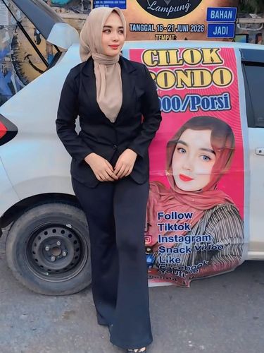 Viral! Penjual cilok cantik di Lampung dikira pegawai bank. Janda satu anak ini mandiri jualan Cilok Rondo di bagasi mobil, tampil rapi & gigih cari rezeki.
