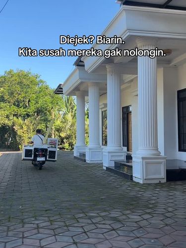 Viral pria penjual cilok berumah mewah yang menyindir kaum gengsian. Meski punya hunian megah, ia tetap gigih berdagang keliling hingga tuai pujian publik. Viral pria penjual cilok berumah mewah yang menyindir kaum gengsian. Meski punya hunian megah, ia tetap gigih berdagang keliling hingga tuai pujian publik.
