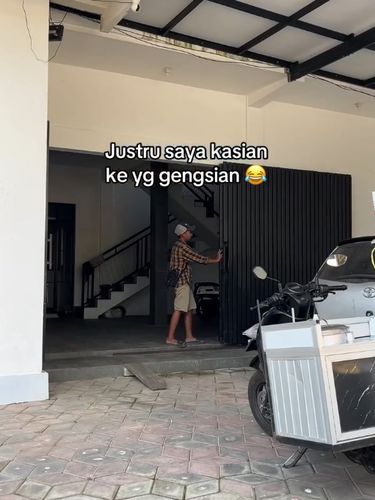 Viral pria penjual cilok berumah mewah yang menyindir kaum gengsian. Meski punya hunian megah, ia tetap gigih berdagang keliling hingga tuai pujian publik. Viral pria penjual cilok berumah mewah yang menyindir kaum gengsian. Meski punya hunian megah, ia tetap gigih berdagang keliling hingga tuai pujian publik.