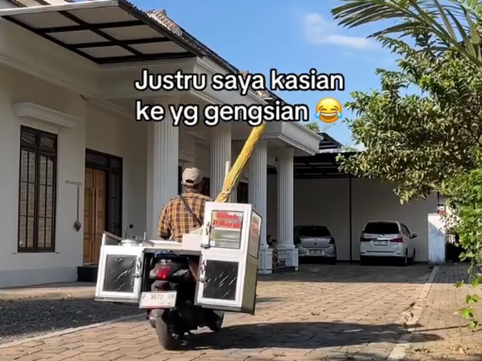 Viral pria penjual cilok berumah mewah yang menyindir kaum gengsian. Meski punya hunian megah, ia tetap gigih berdagang keliling hingga tuai pujian publik.