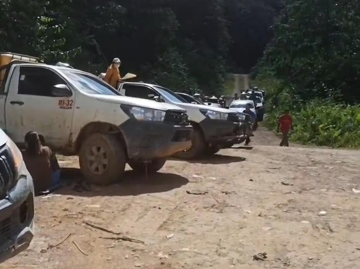 Viral sopir Malaysia mengejek jalan rusak di Malinau saat rombongan kontingen asal Apokayan tengah menunggu surutnya air sungai. (dok Istimewa)