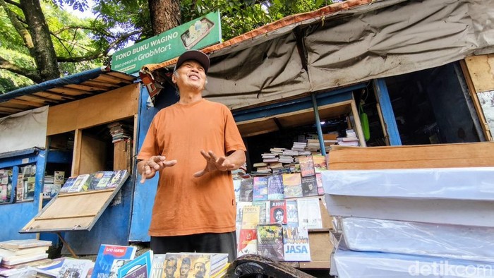 Wagino penjual buku di Dipatiukur, Kota Bandung