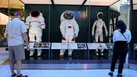 Pengunjung menghadiri pratinjau media di Museum Nasional Udara dan Antariksa Smithsonian di Washington D.C., Amerika Serikat, Selasa (23/6/2026). REUTERS/Jonathan Ernst