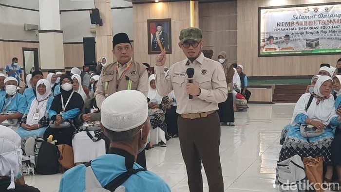 Wakil Menteri Haji dan Umrah, Dahnil Anzar Simanjuntak, menyambut kedatangan Kloter 66 Jemaah Haji Embarkasi Solo di Asrama Haji Donohudan, Ngemplak, Boyolali, Rabu (24/6/2026).