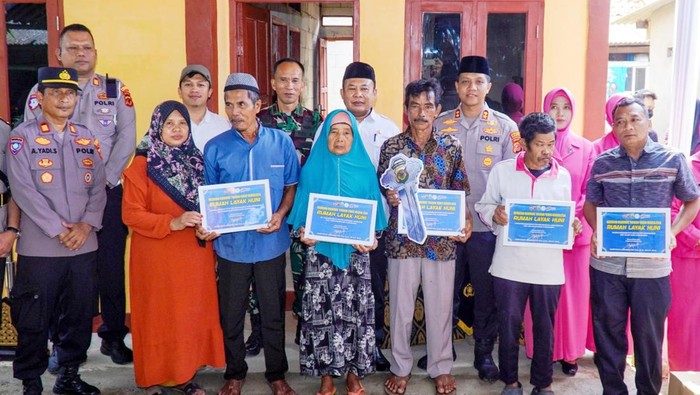 Warga Karawang menerima bantuan rumah layak