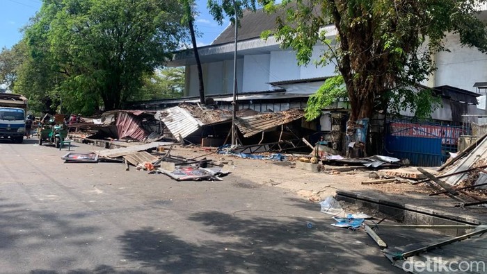 19 lapak pedagang kelapa di depan Benteng Rotterdam Makassar ditertibkan.