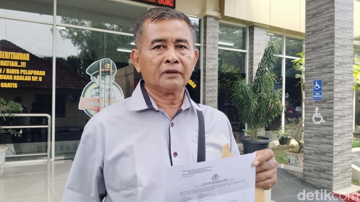 Abang kandung korban saat membuat laporan ke Polda Sumut (Mhd Ilham Pradilla/detikcom)